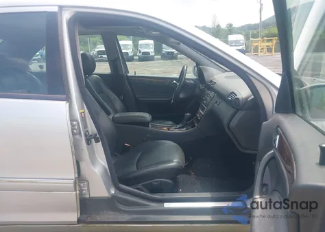 2003 Mercedes-Benz C 240 z USA, uszkodzony, nr VIN WDBRF81J03F354757